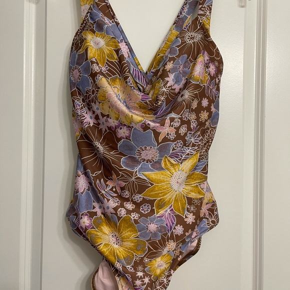 Alana Gunn Wilandra  one piece bathing suit 🩱 - Picture 4 of 4